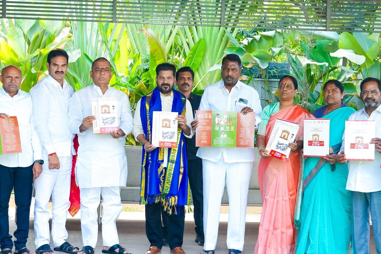 تلنگانہ کے سی ایم ریونت ریڈی نے میدارم مہا جتارا 2026 کے لیے بروشر اور پوسٹر کی نقاب کشائی کی
