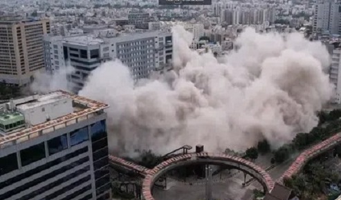 حیدرآباد کے مائنڈ اسپیس میں دو عمارتوں کو ری ڈیولپمنٹ کے لیے تیزی سے مسمار کیا گیا 