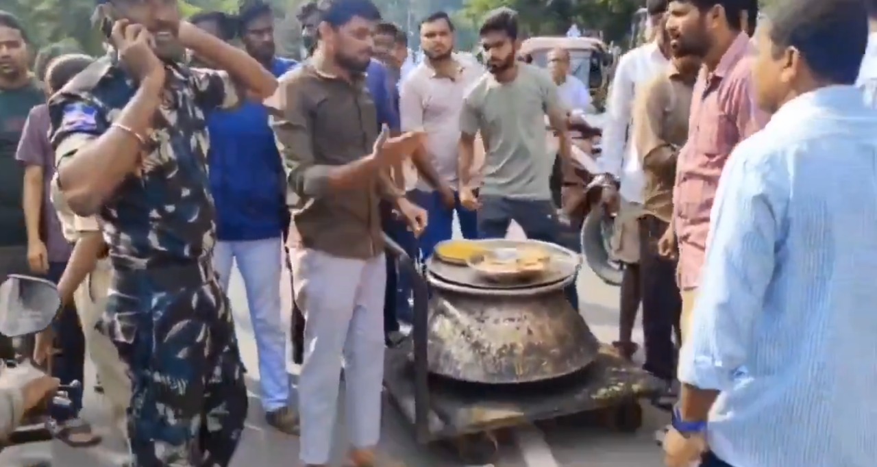 عثمانیہ یونیورسٹی میں ناقص کھانے کے خلاف طلبہ کا احتجاج