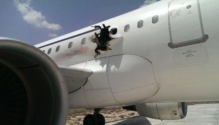 14 ہزار فٹ کی بلندی پر ہوائی جہاز میں دھماکے، سوراخ سے باہر پھینکا گیا سوسائڈ بمبار