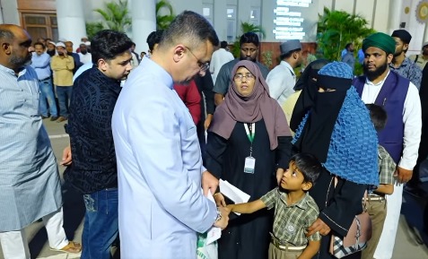 اکبر الدین اویسی کی جانب سے مستحق طلبہ میں رمضان گفٹس اور مالی امداد کی تقسیم