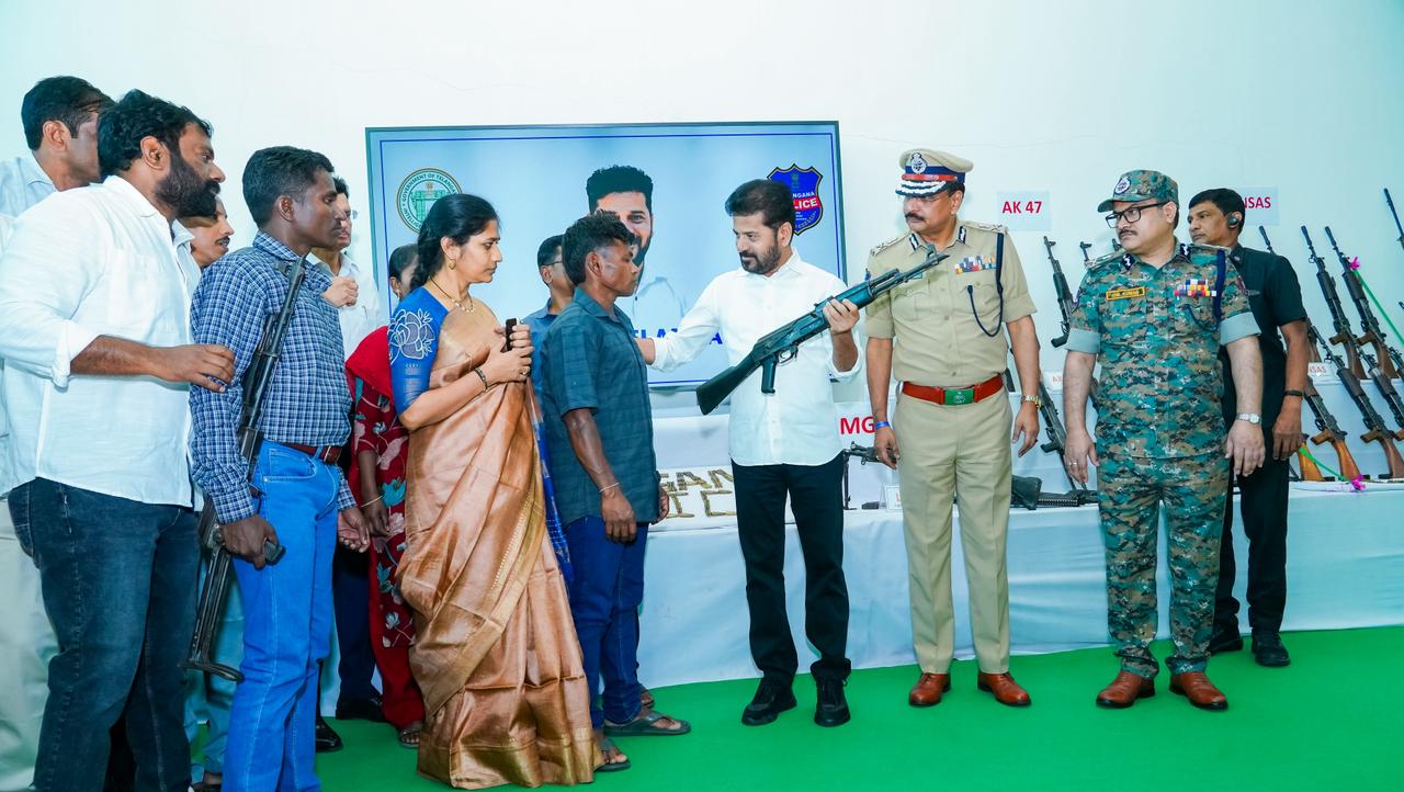 حیدرآباد میں 130 ماؤ نوازوں کی خودسپردگی، چیف منسٹر ریونت ریڈی کی موجودگی میں 124 ہتھیار حوالے