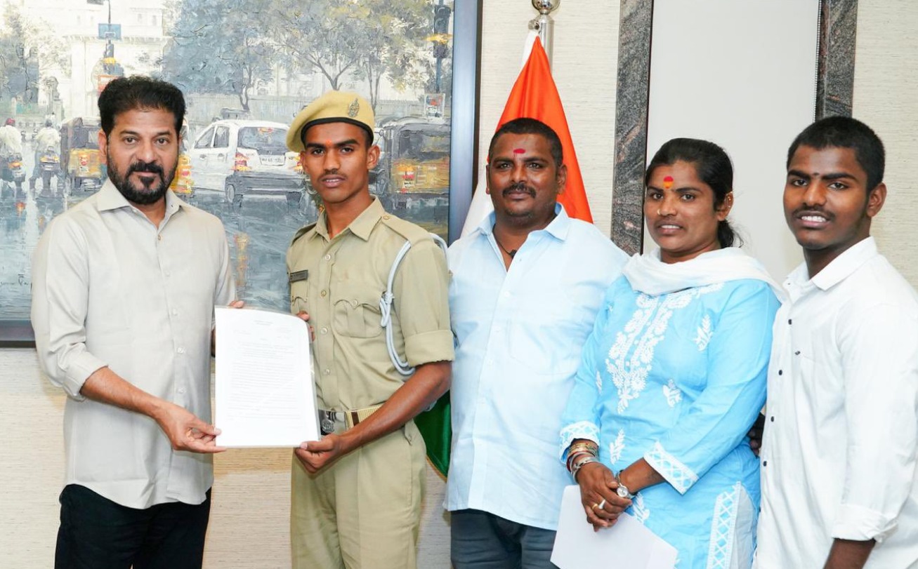 حیدرآباد: ٹینک بند ہیرو شیوا کو 5 لاکھ روپے امداد، بیٹے کو ہوم گارڈ کی ملازمت اور خاندان کے لیے گھر کی منظوری