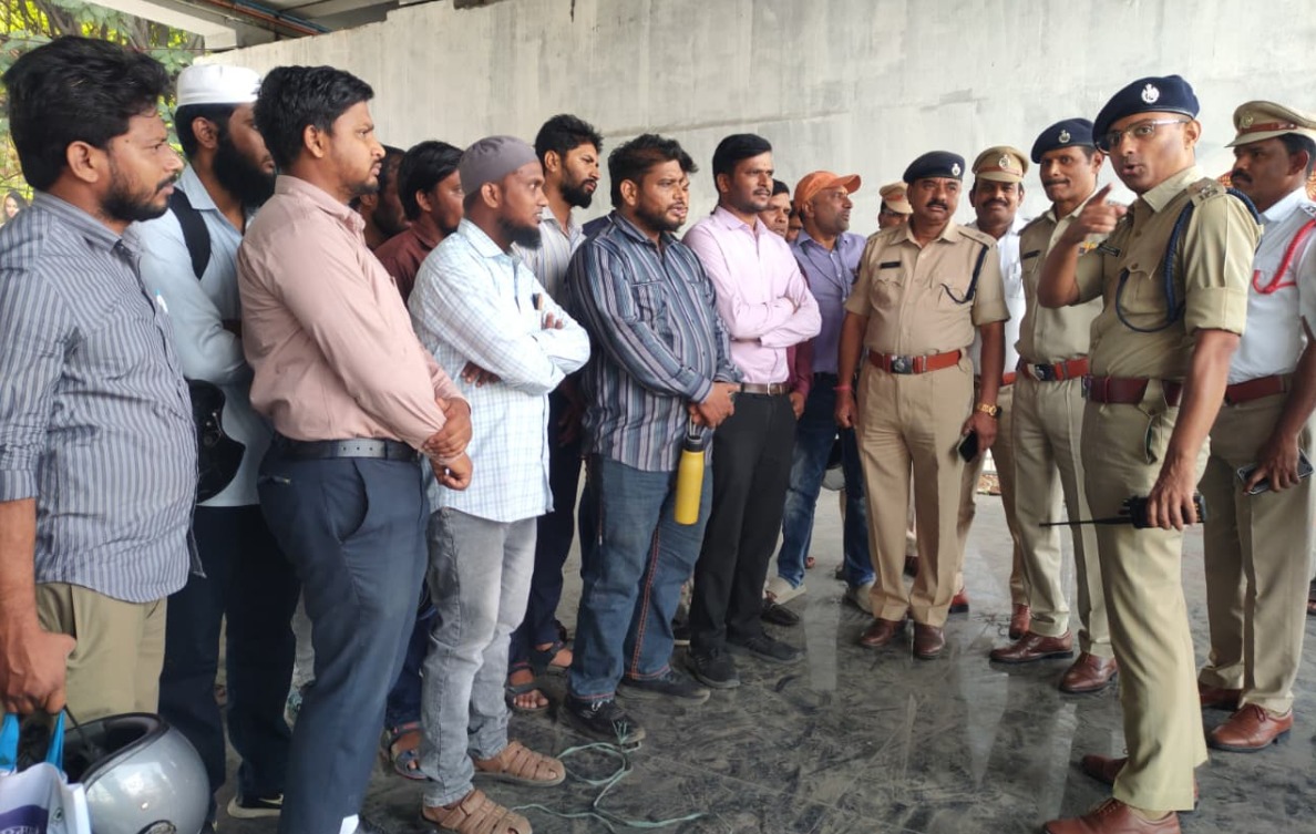 سیف آباد ٹریفک پولیس کی کارروائی، دورانِ ڈرائیونگ موبائل استعمال پر 62 افراد کے چالان