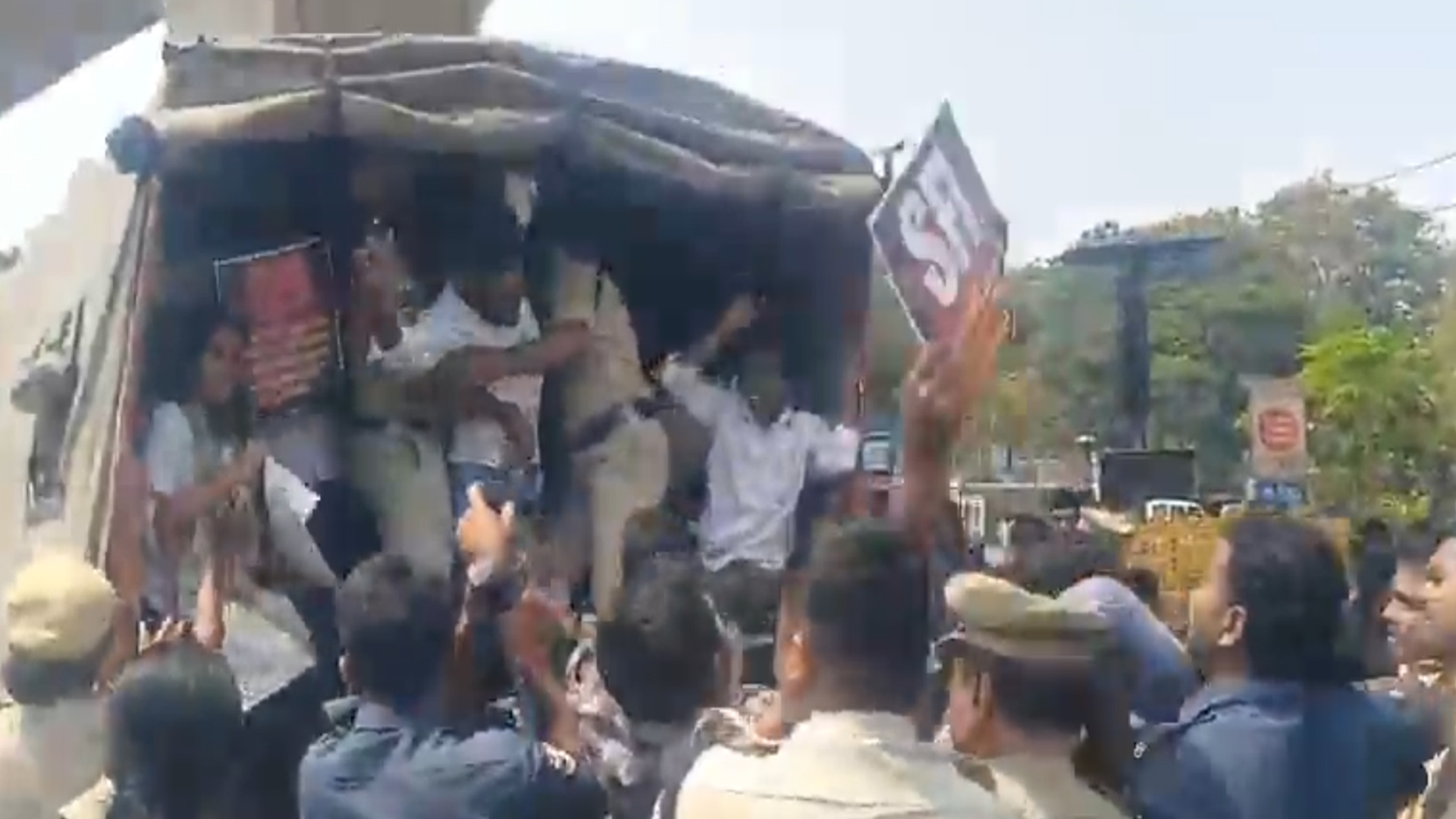  تلنگانہ اسمبلی کے باہر کشیدگی: ایس ایف آئی طلبہ کا شدید احتجاج