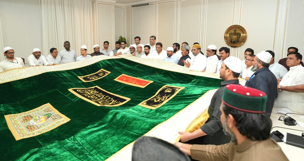 وزیرِ اعلیٰ ریونت ریڈی کی جانب سے اجمیر شریف درگاہ کیلئے چادر روانہ