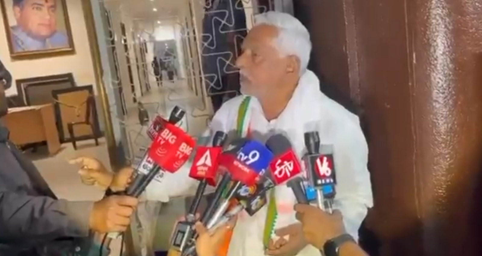 گاندھی بھون میں ہنگامہ: بی آر ایس ایم ایل اے کی شرکت پر جیون ریڈی برہم، اجلاس چھوڑ کر روانہ