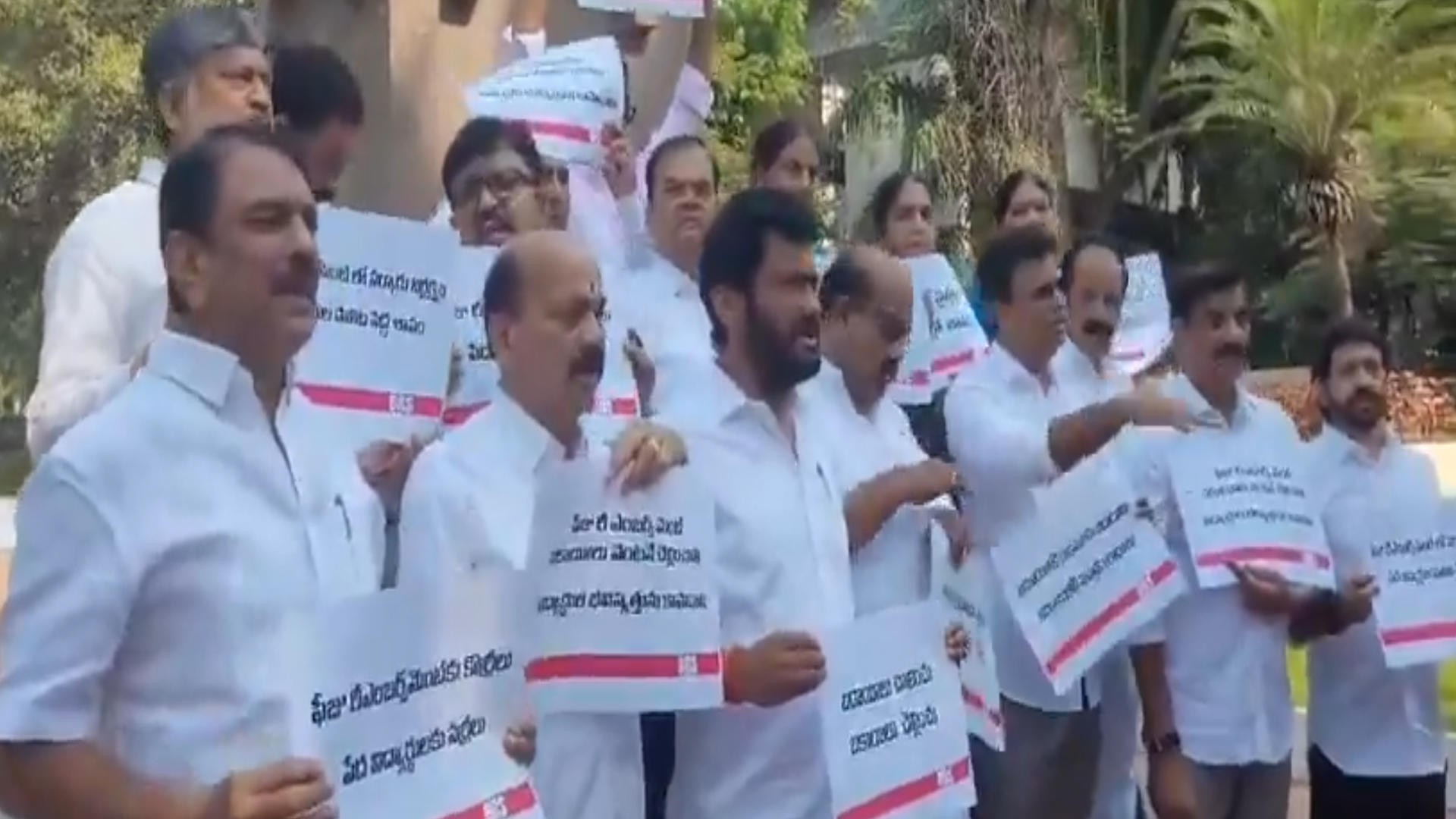  گن پارک کے قریب بی آر ایس ارکان کا احتجاج، فیس بقایاجات فوری جاری کرنے کا مطالبہ