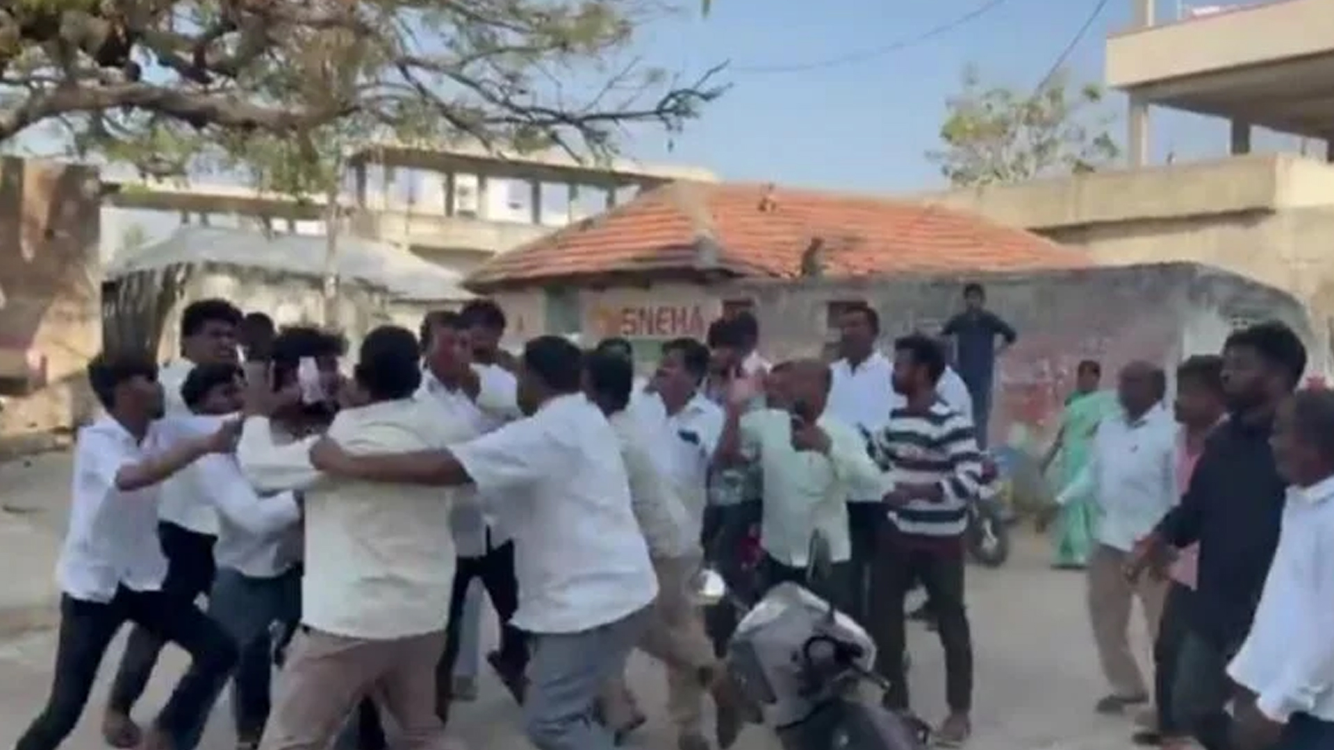 تلنگانہ بلدی انتخابات: نرساپور میں  بی جے پی اور بی آر ایس کارکنوں میں جھڑپ، کشیدگی