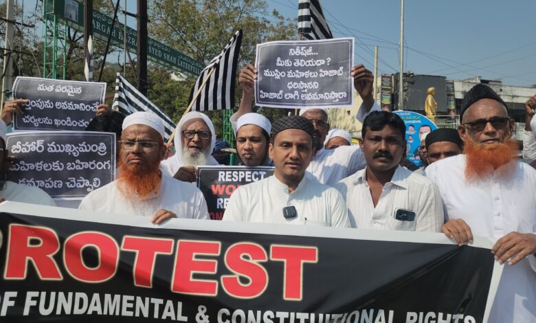 نلگنڈہ میں حجاب کے واقعہ کو لے کر بہار کے سی ایم نتیش کمار کے خلاف احتجاج