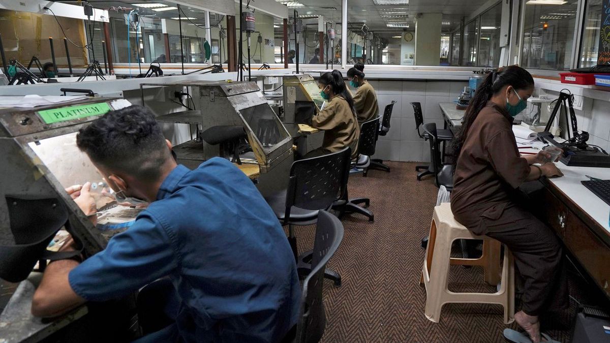 دہلی میں فضائی آلودگی کی وجہ سے 50 فیصد سرکاری عملہ 