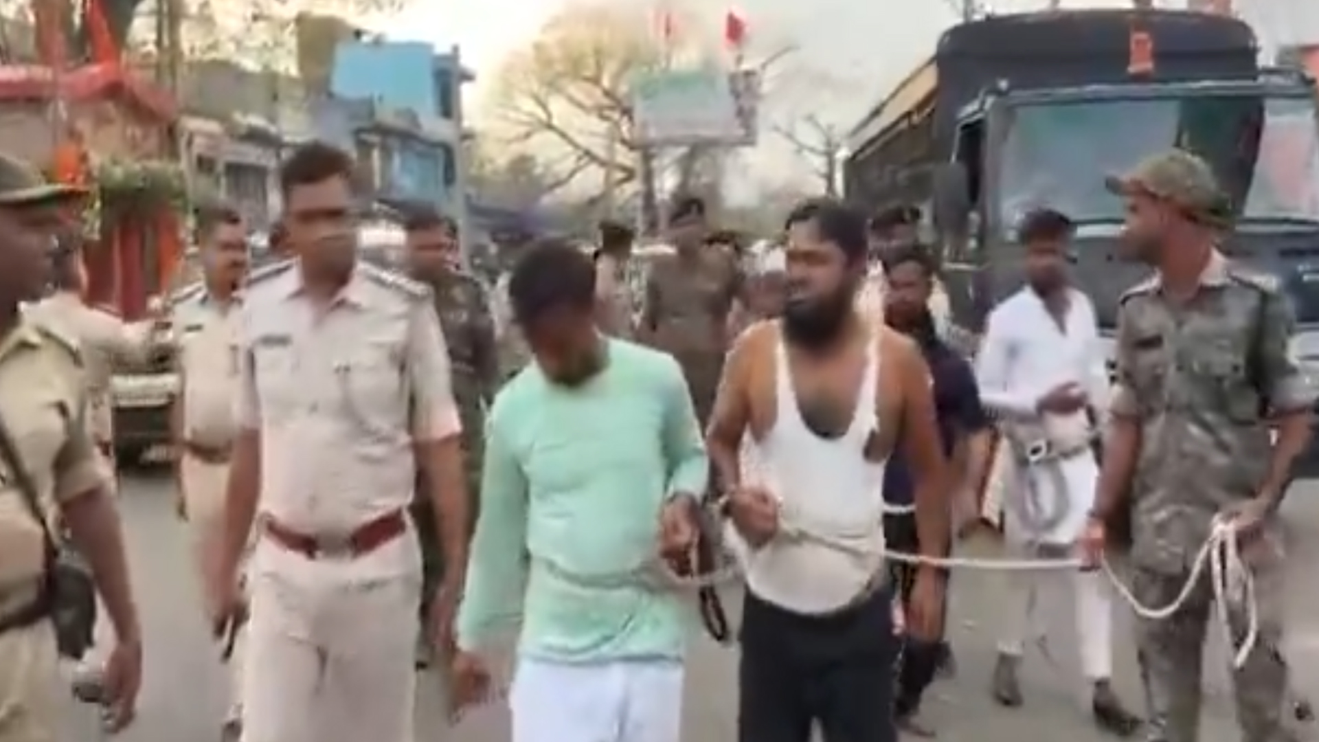 رام نومی جلوس کے دوران ماحول خراب کرنے کے الزام میں گرفتار ملزمین کی پولیس نے پیدل پریڈ کروائی