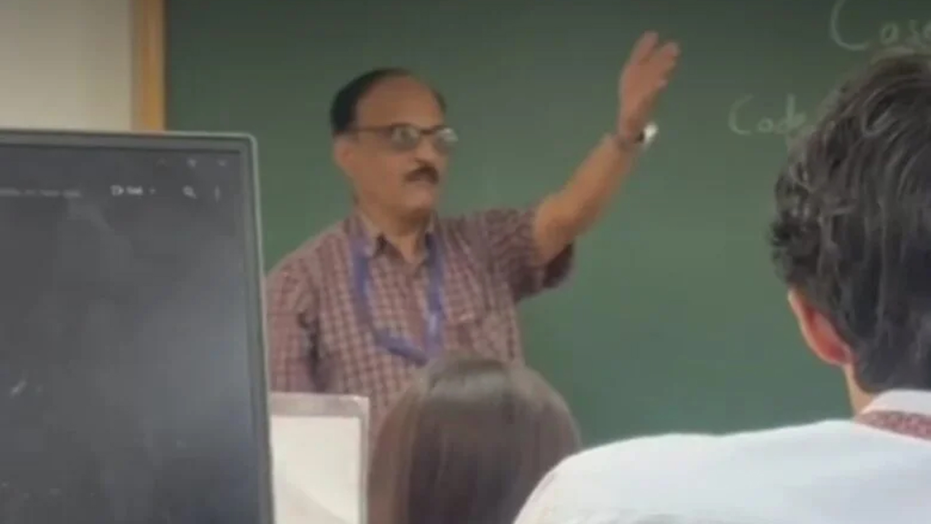 بنگلورو: پی ای ایس یونیورسٹی میں مسلم طالب علم کو “دہشت گرد” کہنے پر پروفیسر معطل