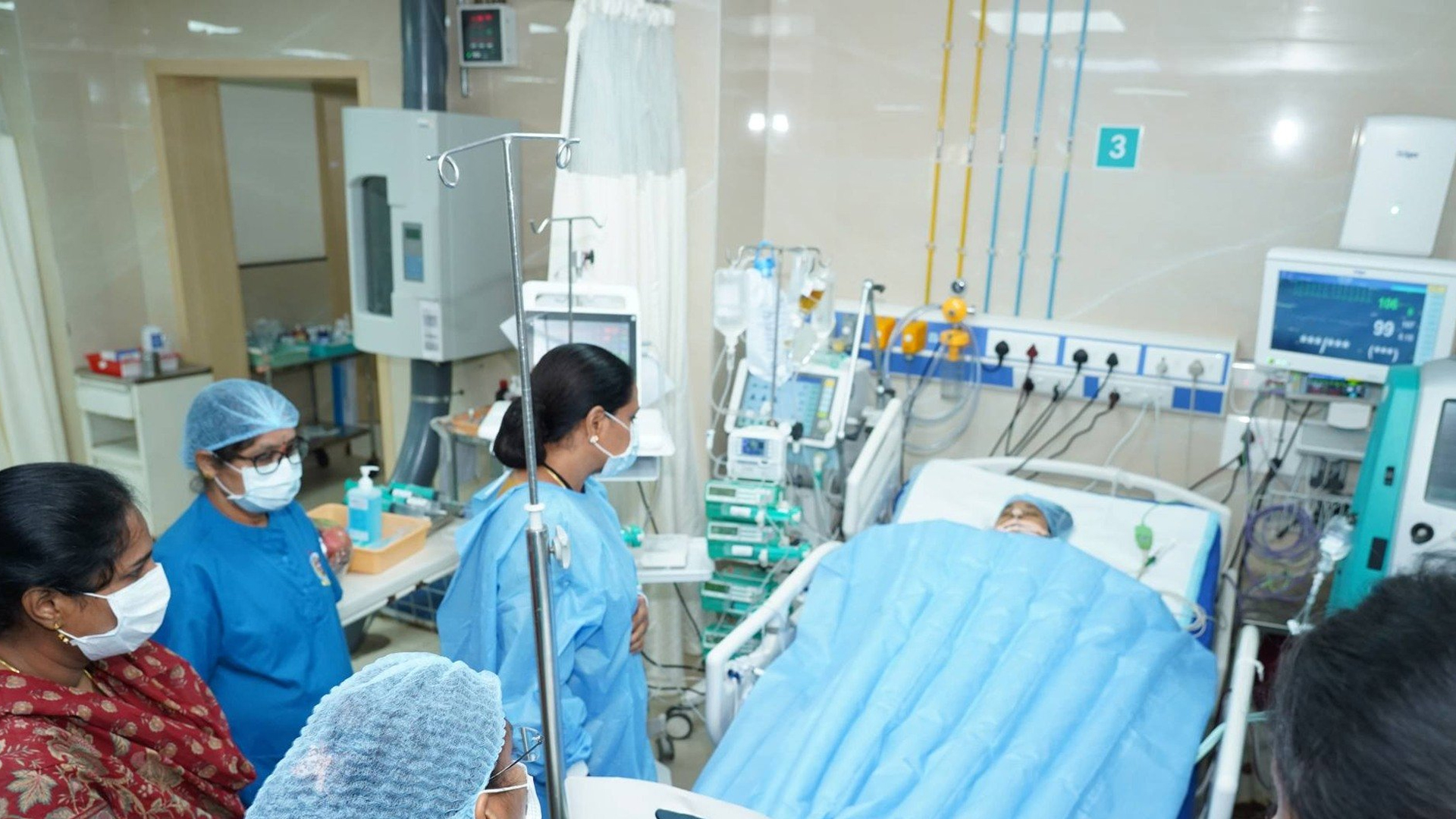 تلنگانہ جاگروتی کی صدرکویتا  نے NIMS ہسپتال میں زخمی ایکسائز کانسٹیبل سومیا کی عیادت کی