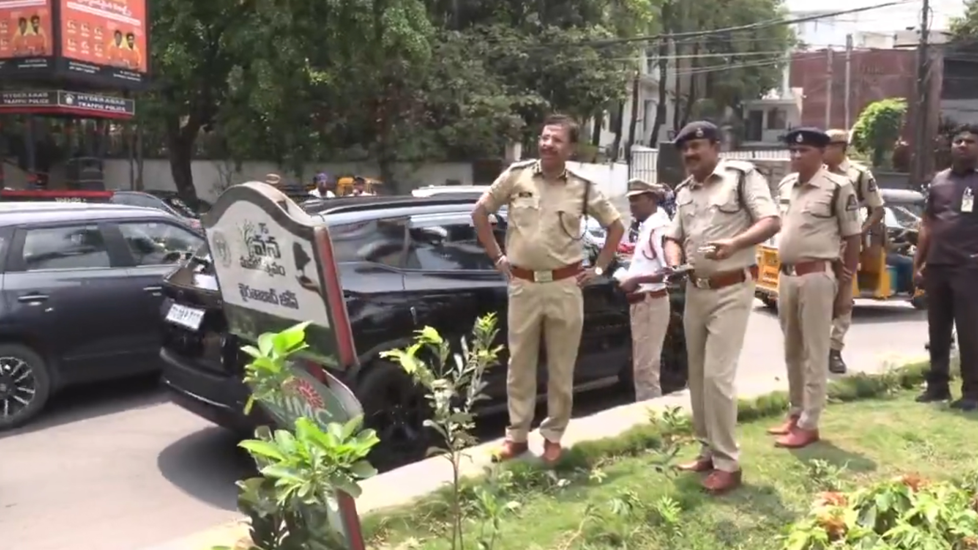 حیدرآباد  پولیس کمشنر وی سی سجنار کا کے بی آر پارک اطراف ون وے ٹریفک نظام کا معائنہ