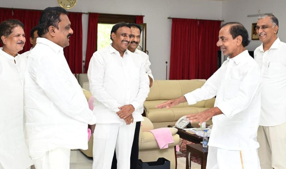 کے سی آر  کی ایراولی فارم ہاؤس میں بی آر ایس قائدین سے ملاقات