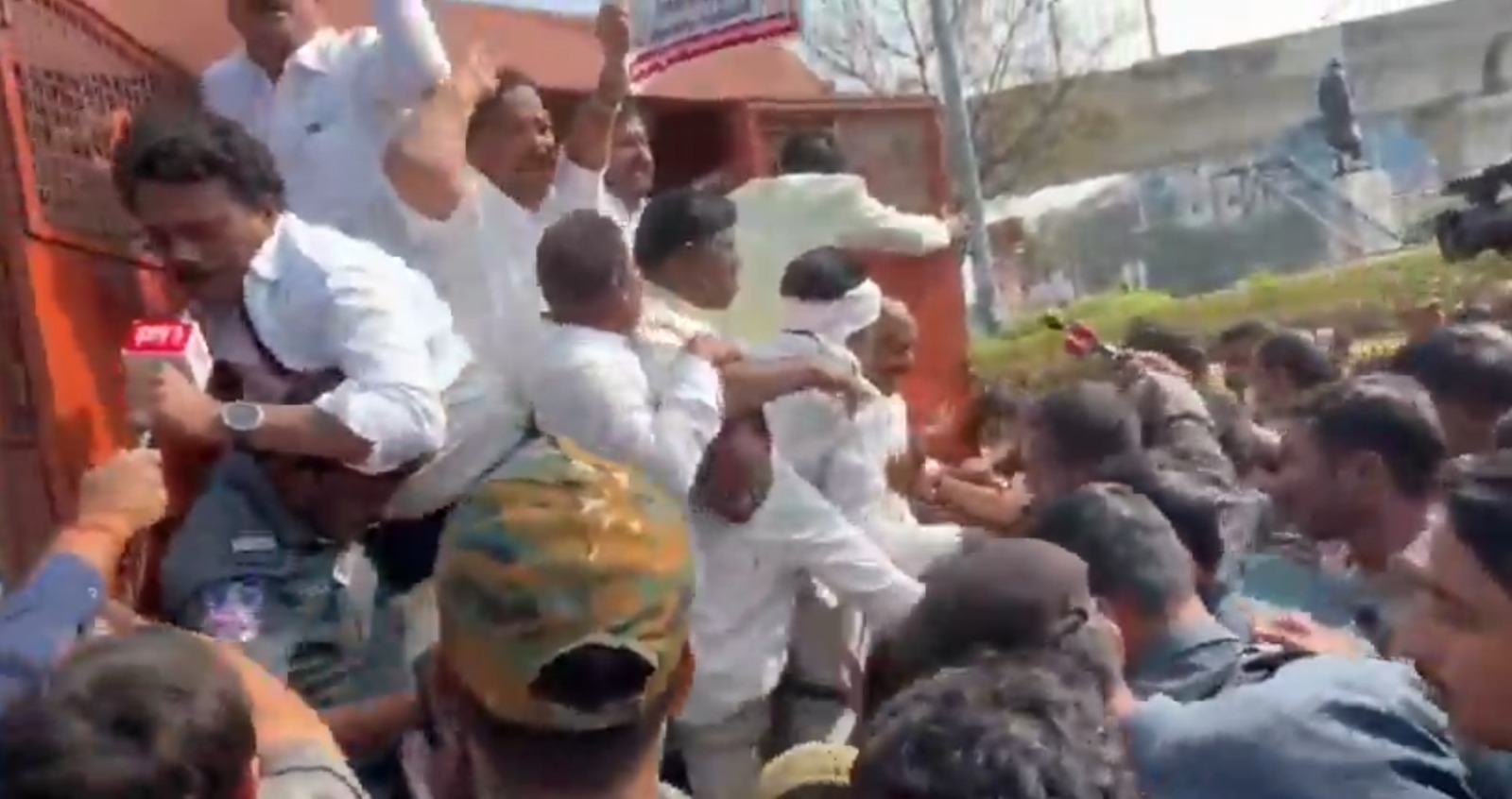 تلنگانہ اسمبلی کے باہر زیر التواء واجبات کا مطالبہ کرتے ہوئے سابق سرپنچوں کی پولس سے جھڑپ