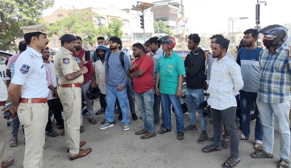 حیدرآباد میں موبائل فون استعمال کرنے والے ڈرائیورز کے خلاف کارروائی