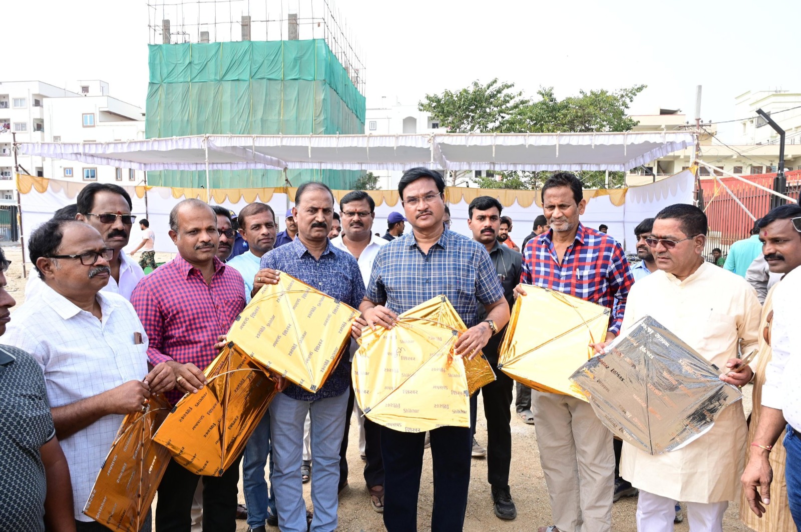 ہائیڈرا کے کمشنر اے وی رنگناتھ کوکٹ پلی میں نالہ چیروو میں پتنگ میلے میں شامل ہوئے