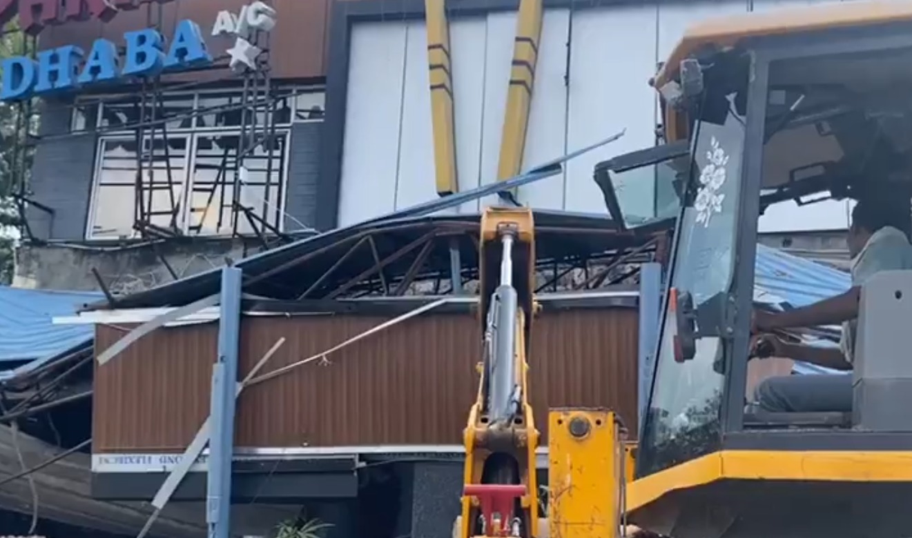 حیدرآباد: جی ایچ ایم سی کی آرم گھر چوراہے پر غیر مجاز تعمیرات کے خلاف کارروائی