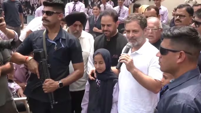 راہل گاندھی نے پونچھ میں گولہ باری سے متاثرہ علاقوں کا دورہ کیا 