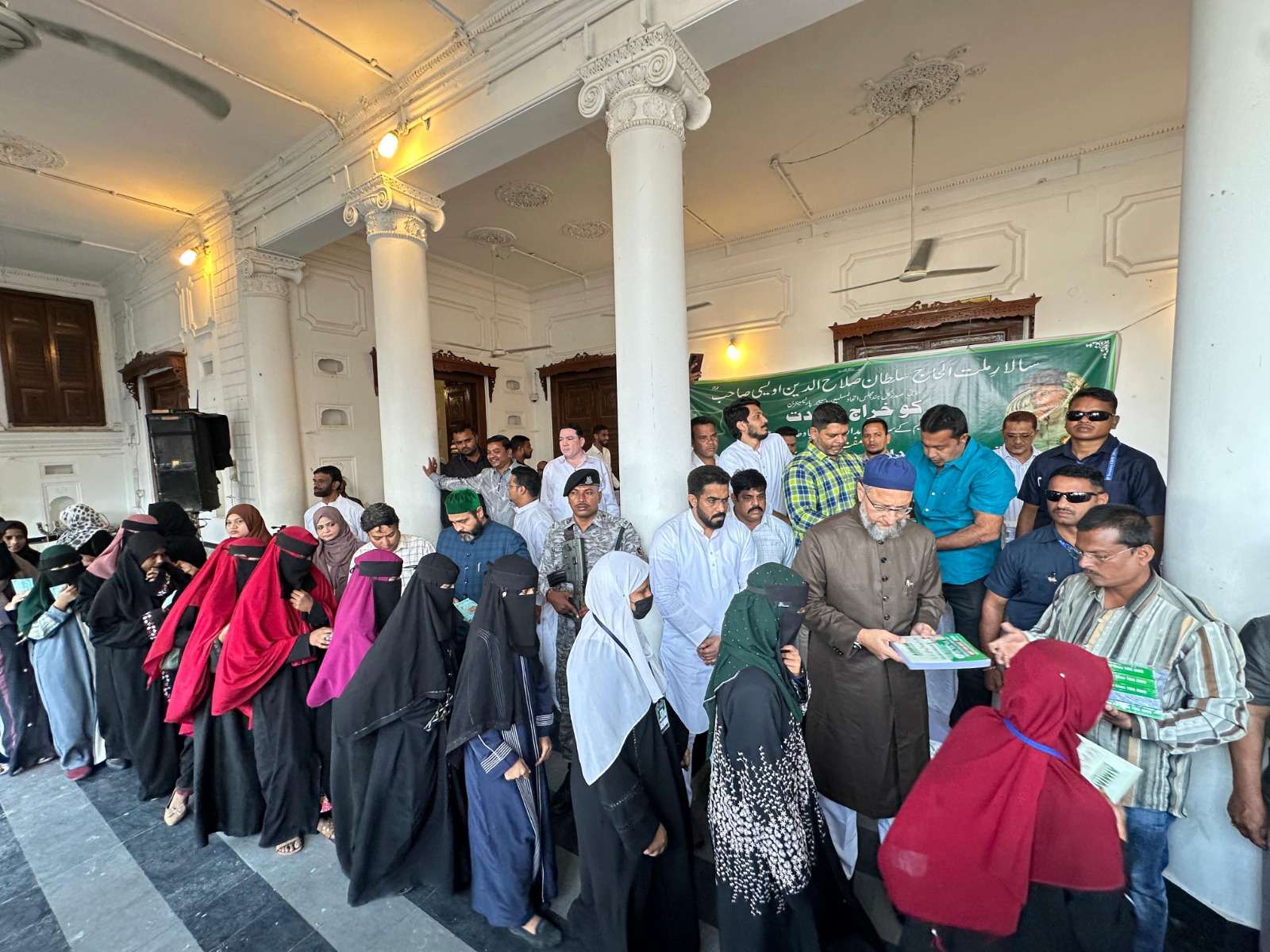 اردو میڈیم کے تلبہ میں ماڈل پیپر سیریز کی تقسیم۔ Br اسد الدین اویسی کا خطاب