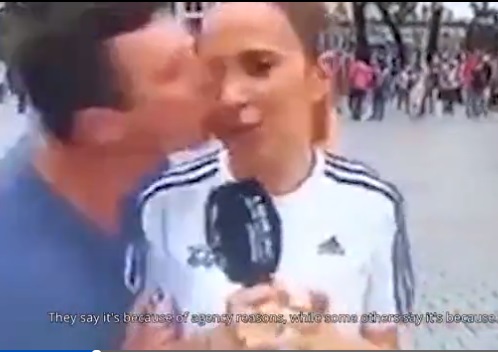 فٹبال عالمی کپ: لائیو پروگرام میں ایک تماشائی نے اینکر کو بوسہ دیا