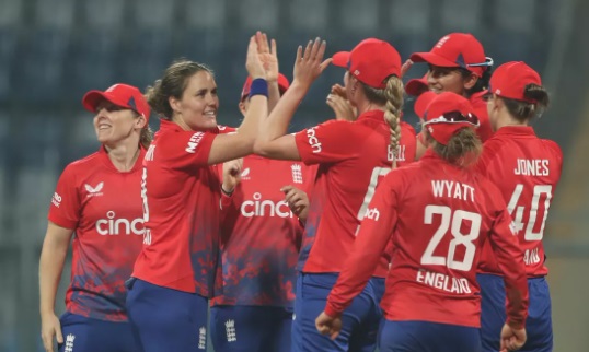 انگلینڈ کی خواتین ٹیم نے ہندستان کو 198 رن کا ہدف دیا