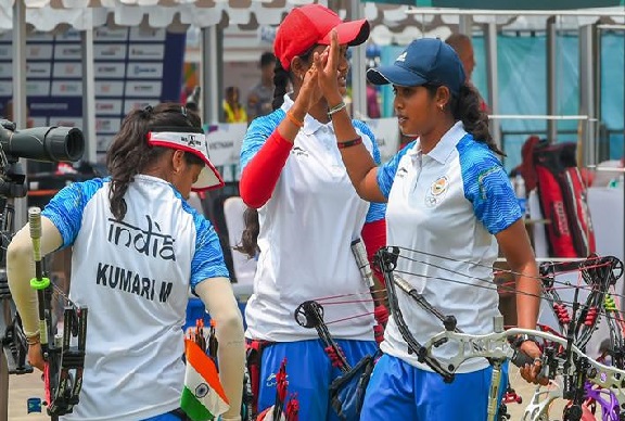 ہندوستانی کمپاؤنڈ خاتون تیر انداز ٹیم نے چاندی کا تمغہ حاصل کیا