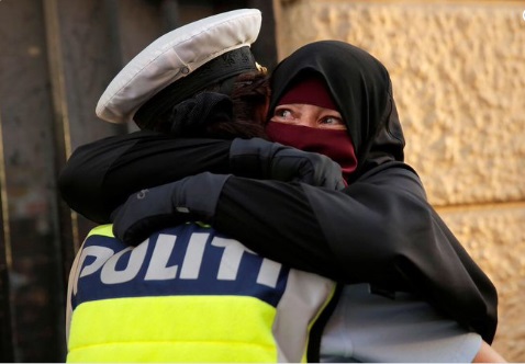 ڈنمارک پولیس نے نقاب پوش خاتون کو لگایا گلے