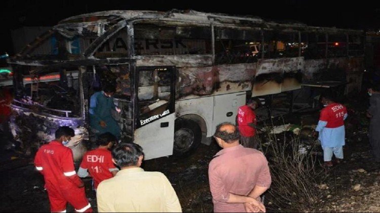 پاکستان میں آتشزدگی کا حادثہ: بس میں آگ۔ 18 افراد زندہ جل گئے۔