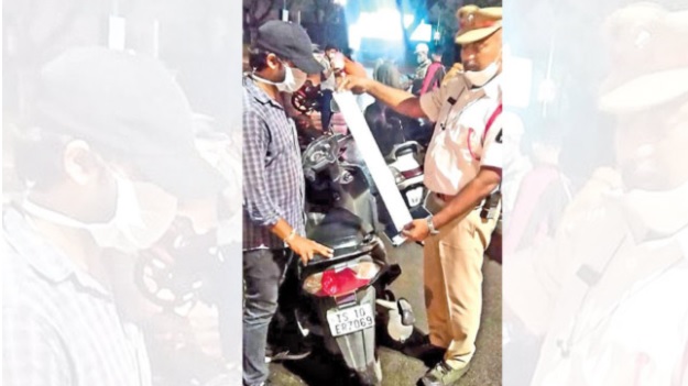 حیدرآباد:ٹریفک قواعد کی خلاف ورزی پر 130چالانات۔گاڑی ضبط