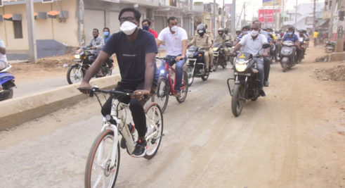 تلنگانہ کے وزیر اجئے کمار نے سائیکل پر مختلف علاقوں کا دورہ کیا