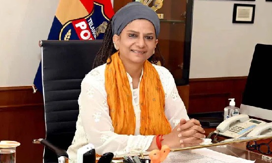 آئی پی ایس افسر چارو سنہا نے تلنگانہ میں اے ڈی جی پی سی آئی ڈی کا چارج سنبھال لیا