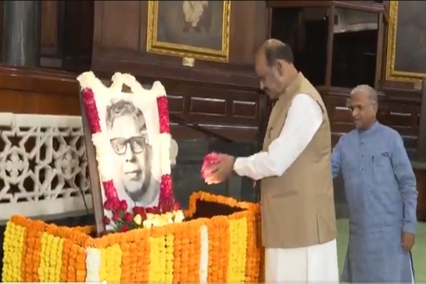 لوک سبھا اسپیکر نے کے ایس ہیگڑے کو خراج عقیدت پیش کیا 