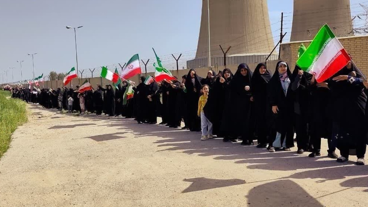 ایران میں امریکی دھمکیوں کے خلاف ہزاروں افراد کی انسانی زنجیریں