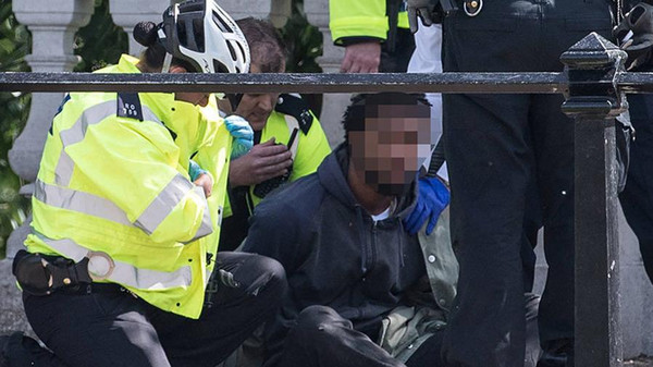 برطانیہ: چاقو سے لیس شخص بکنگھم پیلس کے سامنے سے گرفتار