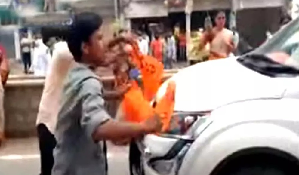 تلنگانہ کے وزیر تارک راما راو کی گاڑیوں کے قافلہ میں رکاوٹ کی کوشش۔اے بی وی پی کارکنوں پر لاٹھی چارج