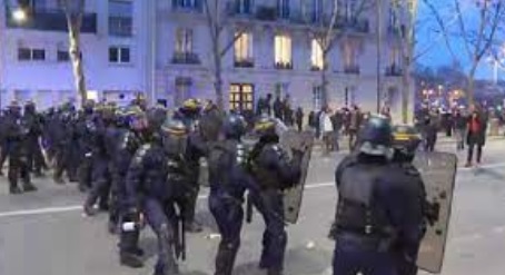 فرانس میں پولیس نے پنشن اصلاحات کے خلاف احتجاج کرنے والے 70 افراد کو حراست میں لے لیا