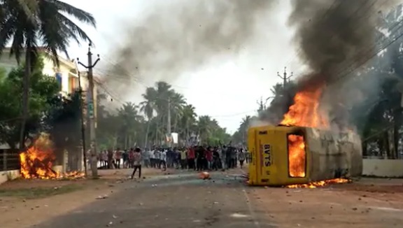 ضلع کا نام تبدیل کرنے پر مشتعل ہجوم نے آندھرا پردیش کے وزیر کے گھر کو آگ لگا دی