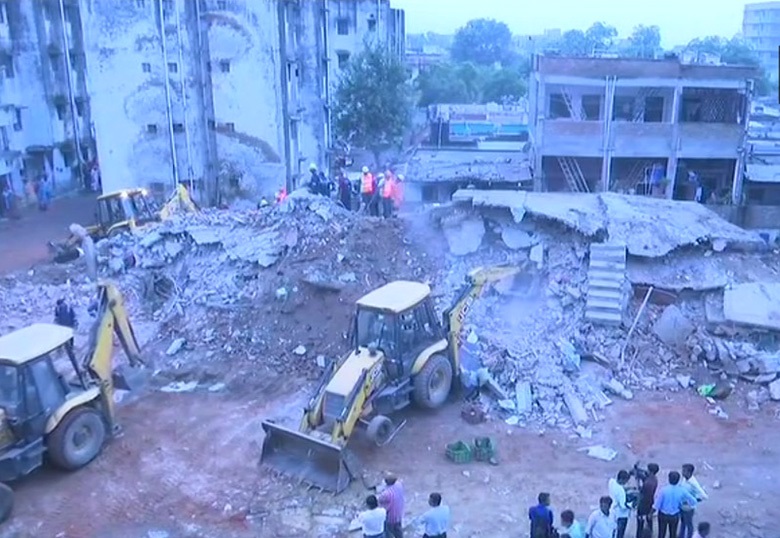 احمدآباد میں دو عمارات گر گئی، 4 افراد کو بچایا گیا، 5 کے دبے ہونے کا اندیشہ