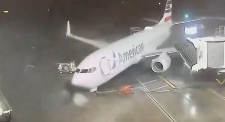 امریکی ایئرلائنز کے طیارے کو ٹیکساس ایئرپورٹ پر تیز ہواؤں نے دھکیل دیا