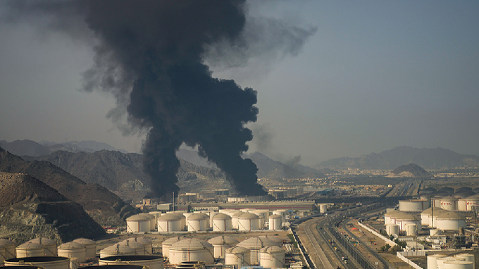 متحدہ عرب امارات کے فجیرہ میں ڈرون حملے کے بعد آگ بھڑک اٹھی، تیل لوڈنگ آپریشن معطل