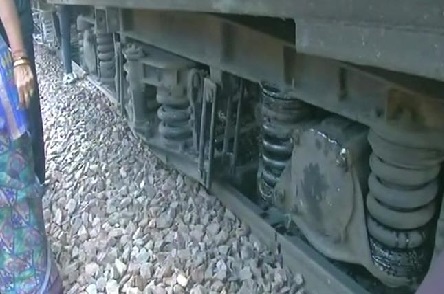 اعظم گڑھ: پٹری سے اتر مسافر ٹرین کا انجن، بڑا حادثہ ٹل گیا