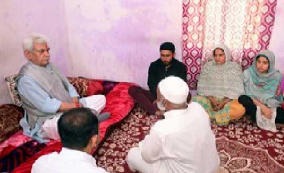 ایل جی منوج سنہا کا پاکستانی شیلنگ میں جاں بحق شہری کے اہل خانہ سے اظہار تعزیت، مکمل تعاون کا یقین دلایا 