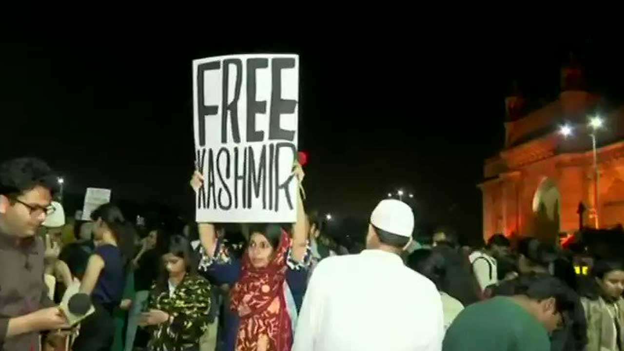 آزاد کشمیر کا پوسٹر لہرانے والی مسلم خاتون کے خلاف ممبئ پولیس نے مقدمہ ختم کرنے کی درخواست کی