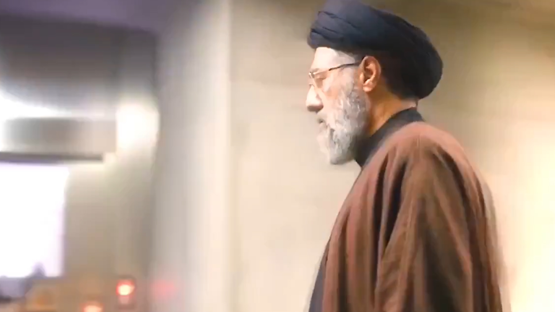 وار روم میں جاتے ہوئے مجتبیٰ خامنہ ای – ویڈیو نے دنیا کو چونکا دیا