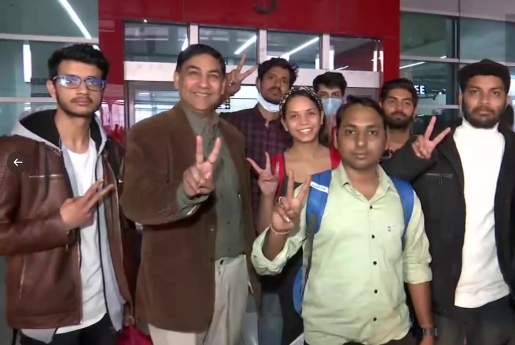 سومی سے نکالے گئے ہندوستانی طلباء دہلی پہنچے