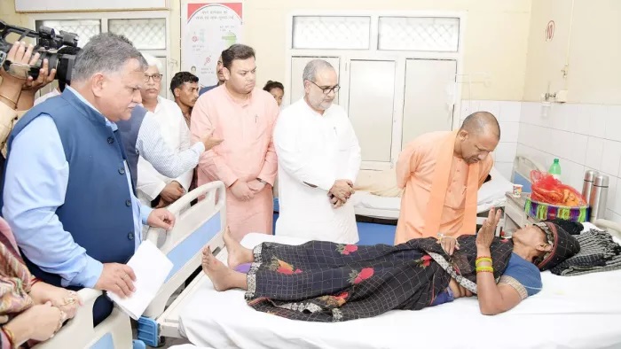 یوگی نے ہاتھرس پہنچ کر حادثے کا جائزہ لیا