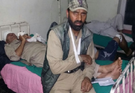 کشمیر:سول ڈریس میں فوجیوں نے 7 پولیس والوں کو بری طرح پیٹا، عمر نے کیا کارروائی کا مطالبہ